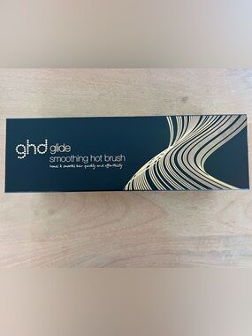 ghd Glide Hair Smoothing Hot
Brush - Like New